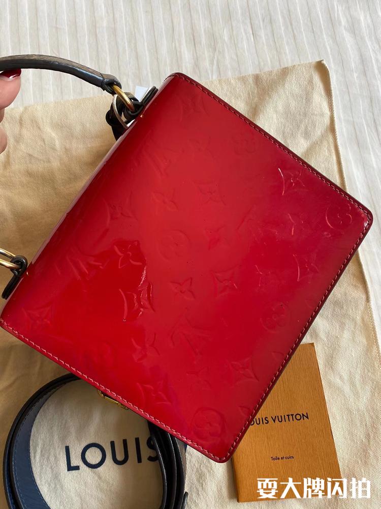 Louis Vuitton路易威登 Spring Street红色单肩斜挎手提包 LVSpring Street红色单肩斜挎手提包，个性鲜明的红漆皮拼水波纹拼老花很有设计感，上身气质百搭合适各种场合，公价18200，膜还在